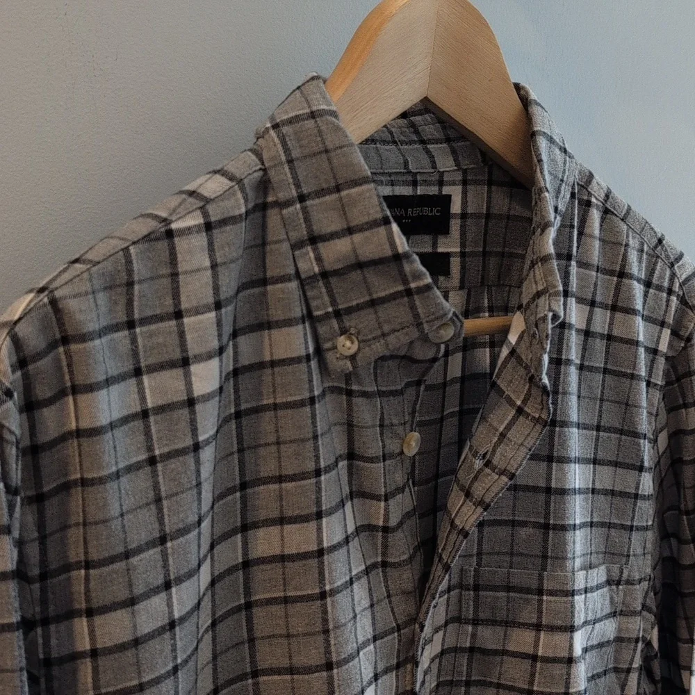 Banana Republic Men's Medium Untucked Slim Fit Long Sleeve Button Down Shirt